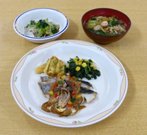 白身魚のきのこクリームソースかけ、からし和え、野菜のカレースープ