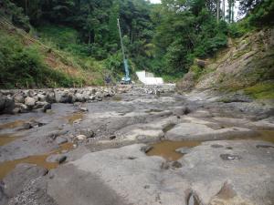 【写真】長い間激しい水の流れに磨かれ、川底の岩は丸くなっています。