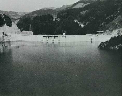 満々と水をたたえた下筌ダム