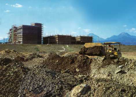 建設中の「大分医科大学」