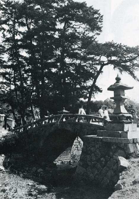 優美な姿の「潮観橋」