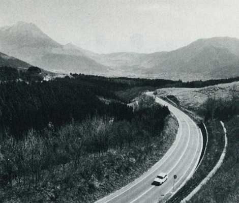 由布院盆地を見下ろしてバイパスが走る