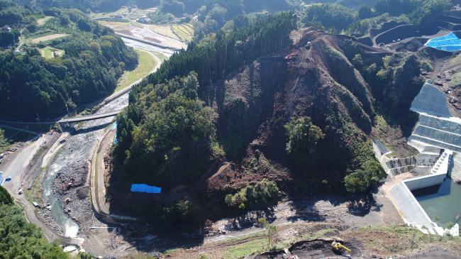 ダムサイト右岸では、大型重機が山道を造成しながら進んでいます。