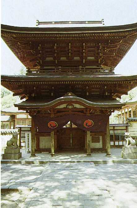 薦（こも）神社神門（しんもん）　一棟