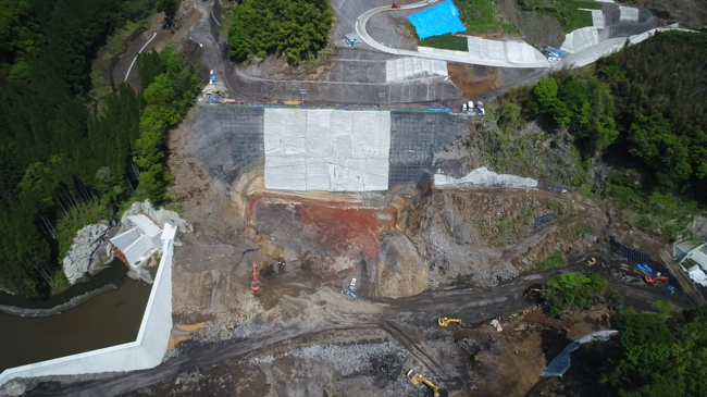 左岸では硬質な岩層が確認できます