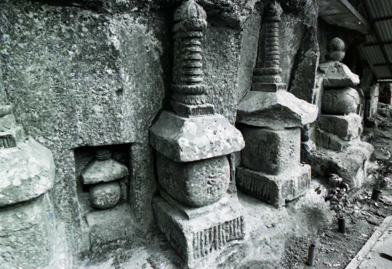 小倉磨崖石塔(おぐらまがいせきとう)　－佐伯市弥生－