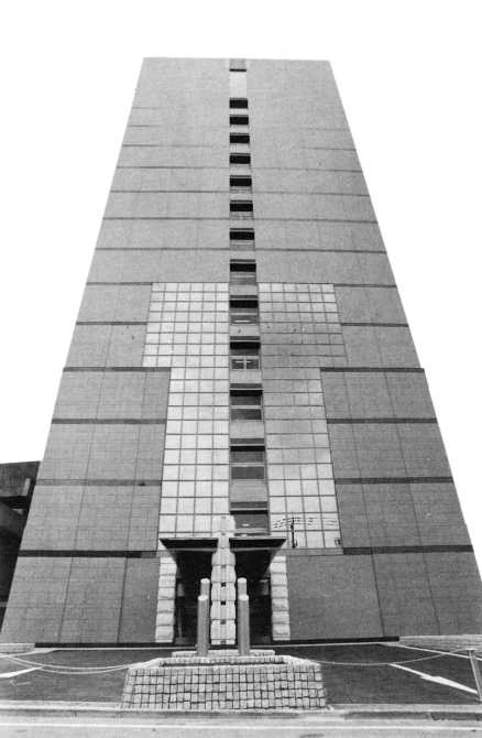 完成した大分県共同庁舎／東玄関からの外観