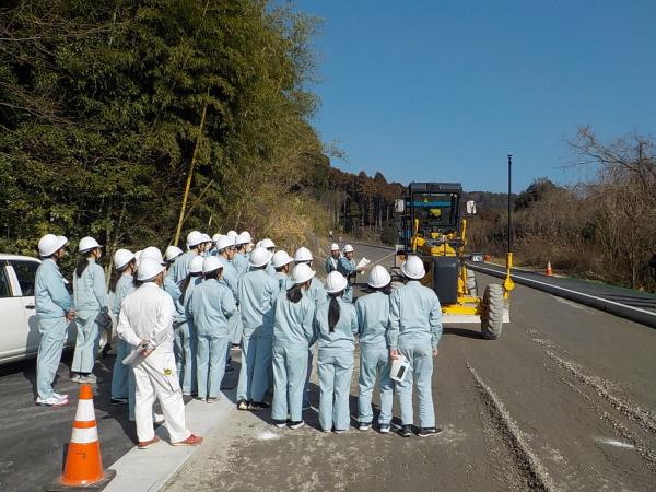 路盤工の実演