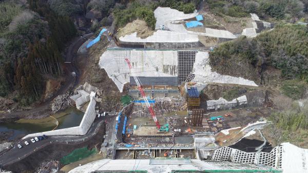 ダム　建設中　建設中ダム　左岸