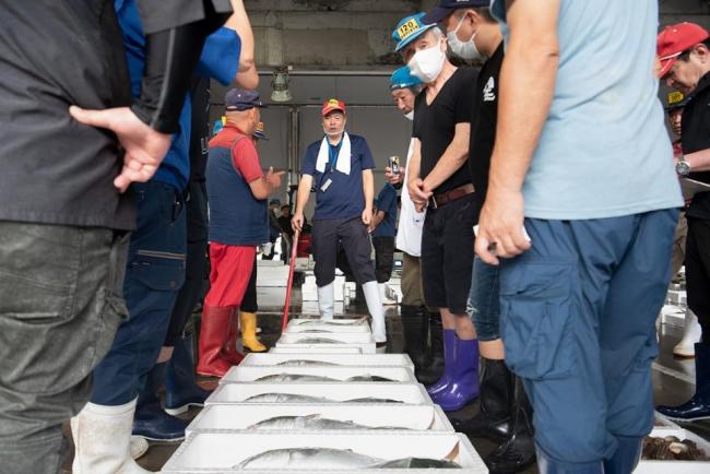 市場の様子(アイゴが競りにかけられる)