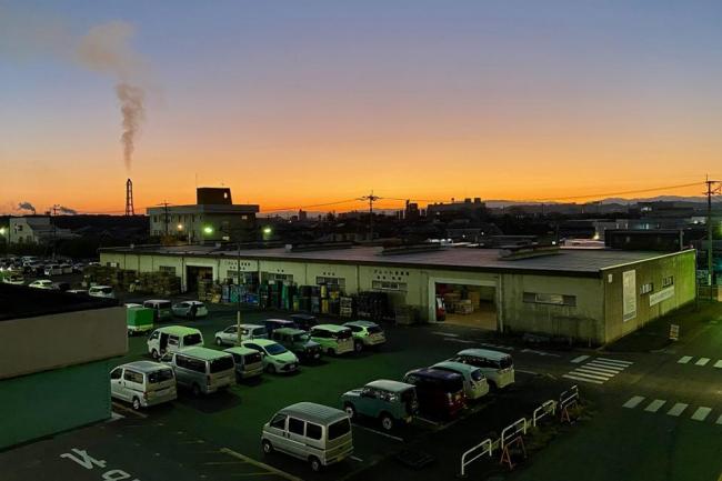 朝の市場の外観