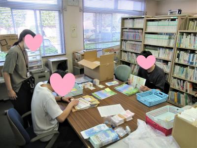 就労コースの作業活動でリーフレット整理をしています