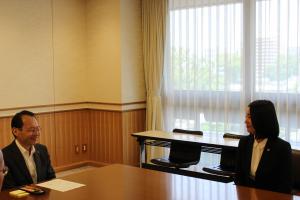 桑田副知事と派遣隊員の河原さん