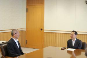 桑田副知事と派遣隊員の長岡さん