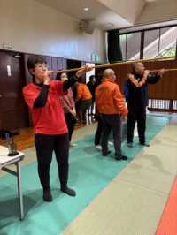生涯スポーツ協会指導者等派遣事業(スポーツウェルネス吹矢)の様子