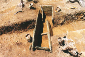 小野古墳の石棺出土状況