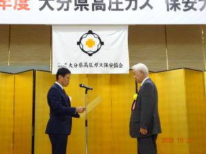 柳井電気工業株式会社　仲野公敏様の知事表彰受賞の様子