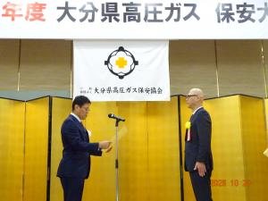 住友化学大分工場　佐藤伸宏氏受賞の様子