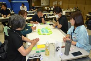 受講生がグループワークをしている