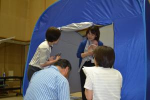 避難者役に見立てた職員にアセスメントしているワークの様子